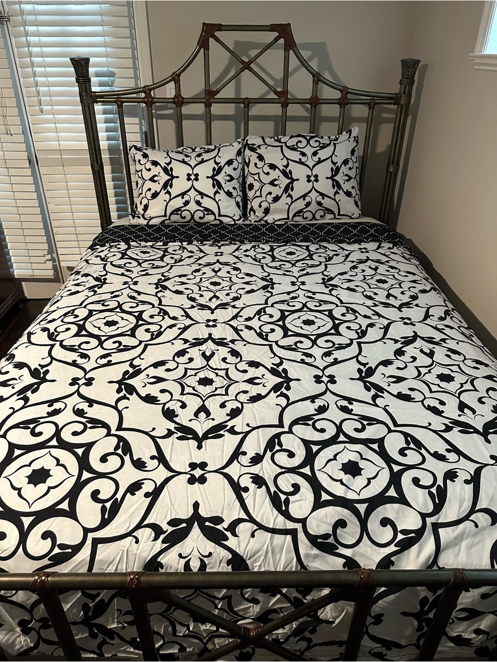 Reversible Queen Duvet Cover Set Black & White Moroccan Trellis Damask Very Soft